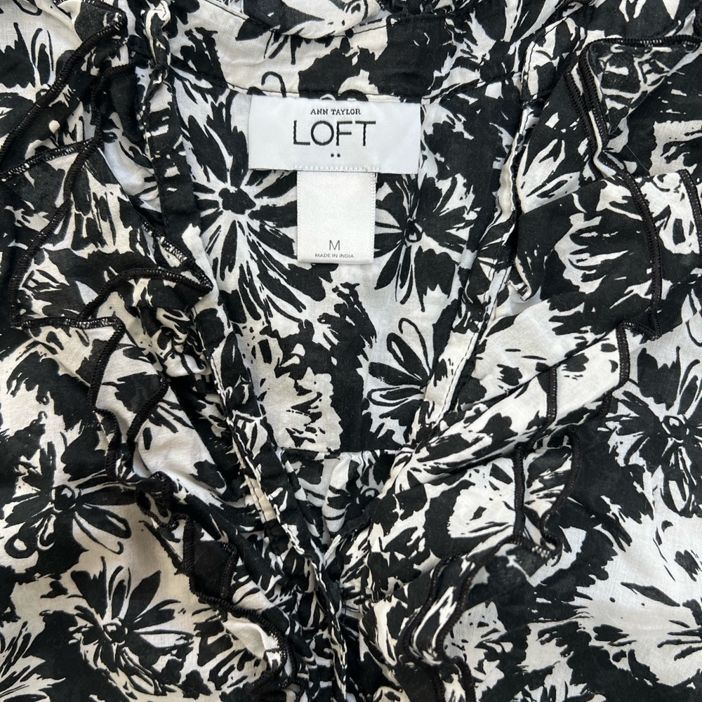 LOFT Monochrome Floral Sleeveless Blouse - Picture 3 of 4